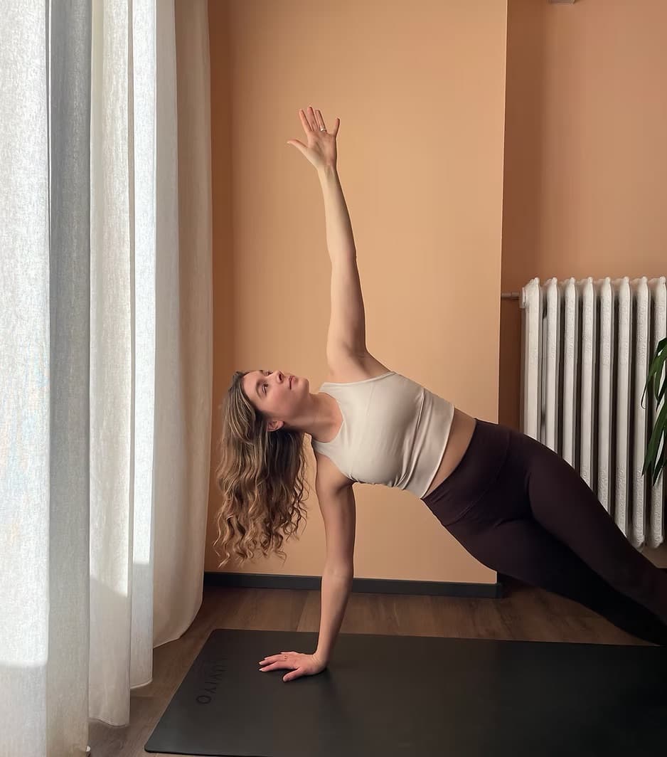 Noemie in einer Yoga-Seitstützpose