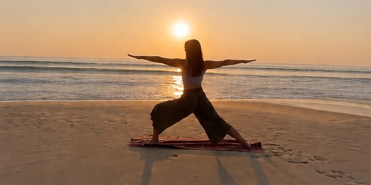 Yoga-Praxis bei Sonnenaufgang am Strand